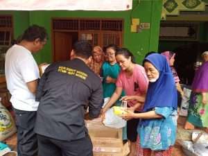 BEM Universitas Nusa Mandiri Bantu Korban Banjir Bekasi