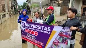 UBSI Peduli Banjir, Dosen dan Mahasiswa Turun langsung Bagikan Logistik Kebersihan dan Makanan