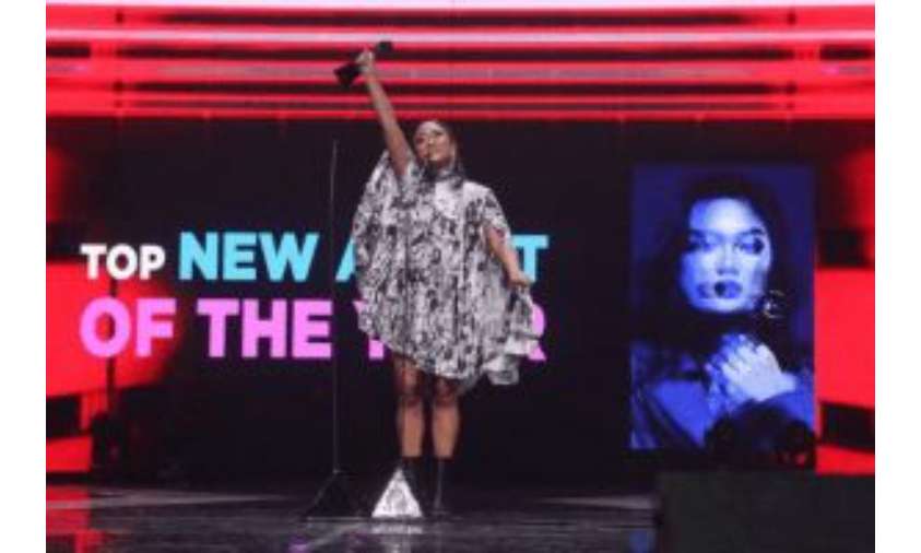 Marion Jola Sabet dua Piala di Billboard Indonesia Music Award 2020