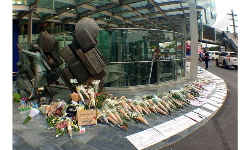 Karangan Bunga di Depan Mal Terminal 21