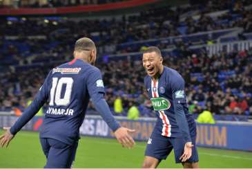 PSG vs Lyon Hattrick Mbappe Bawa PSG ke Final Piala Prancis
