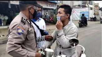 Ditegur Memakai masker tidak nurut