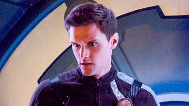 Sering Rasis, Pemeran Serial The Flash Dipecat