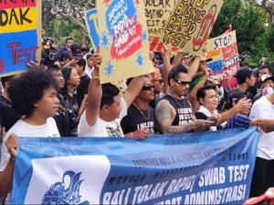 Warga Bali Turun ke Jalan Tolak Rapid Test, Jerinx SID di Barisan paling Depan