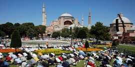 Hagia Shopia dijadikan Masjid: Warga Yunani Bakar Bendera Turki, Presidennya sebut Penghinaan