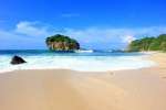 Pesona Pantai Jungwok dengan Bebatuan Karang