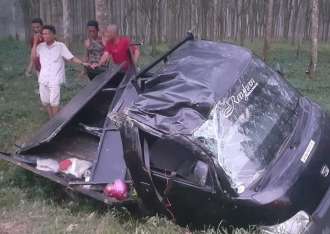 Mobil Pick up terguling