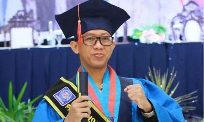 Kuliah Sambil Bekerja Tidak Menghalangi Adi Menjadi Wisudawan Terbaik