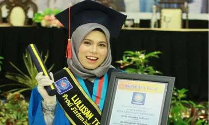 Aktif Organisasi, Rosi Yulinda Surlily jadi wisudawan terbaik.