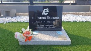 Seorang Software Engineer Bikin Makam Untuk Kenang Internet Explorer