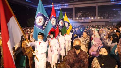 Digelar Secara Offline, Wisuda Universitas BSI ke-56 Tuai Komentar Positif Orang tua Wisudawan