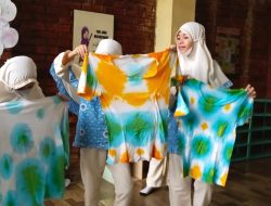SD SIT Fajar Hidayah Gelar Kreasi Batik Celup dalam Praktik Penilaian Akhir Semester
