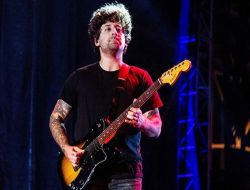 Sang Gitaris Joe Trohman Keluar dari Band Fall Out Boy Demi Kesehatan Mentalnya!