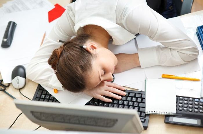 Coba Gunakan 5 Cara ini Agar Bisa Atasi Rasa Ngantuk Saat di Kantor!