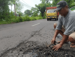 Haru, Seorang Ayah di Lamongan Tambal Jalan Berlubang Demi Keselamatan Anaknya