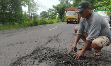 Ayah tambal lubang jalan demi keselamatan Anaknya