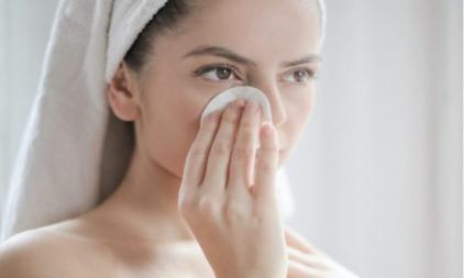 Terapkan ini Agar Kulit Tetap Sehat, Langkah Besihkan Make Up yang Benar