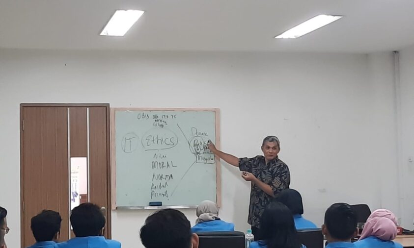 Dosen S2 UNM Paparkan Etika IT dalam Kuliah Umum Matrikulasi