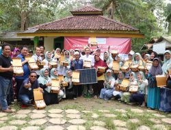 Mall Squarelizz dan Quantum Wakaf Hibahkan Lampu Limar di  Desa Cilele, Teluk Jambe