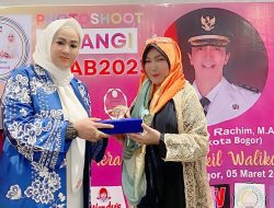 Sukses Padukan Literasi dan Fashion, Dewi Pelangi Raih Penghargaan Penulis Inspiratif 2023