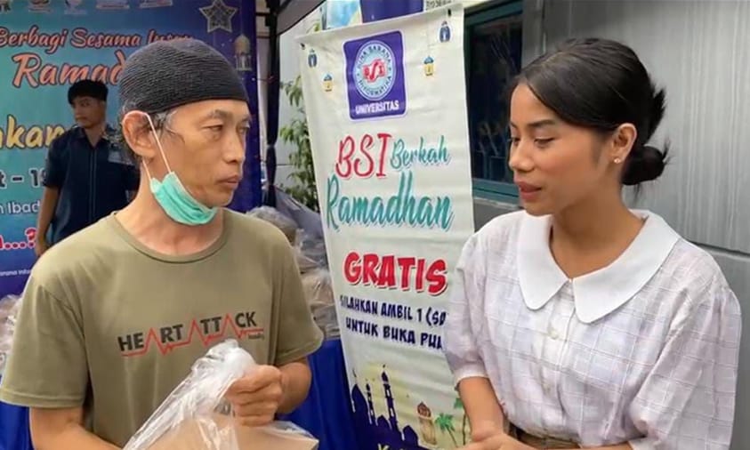 Berbagi Sesama Insan Universitas BSI dengan berbagi nasi boks