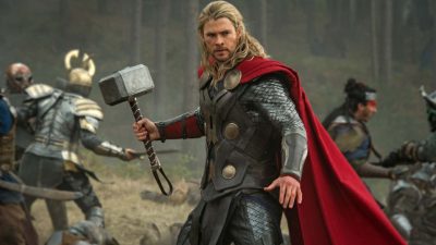Chris Hemsworth berperan sebagai Thor