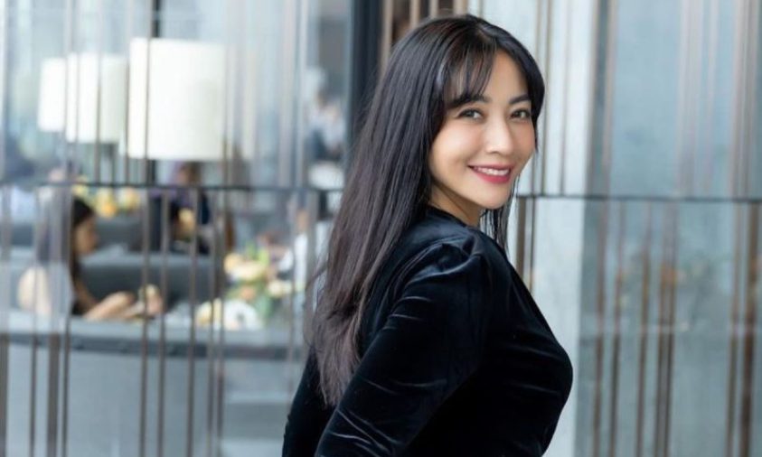 Hesti Memilih Tonton Konser Coldplay di Singapura