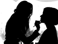 Untuk yang Suka Make up, Ini Karir yang Cocok Buat Kamu