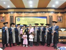 Ibu Rumah Tangga Ini Raih Gelar Doktor dengan IPK Sempurna!