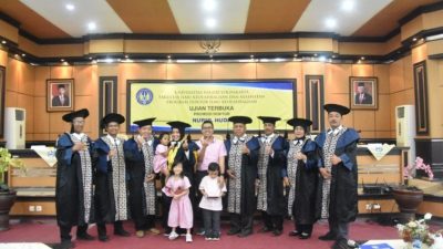 Ibu Rumah Tangga Raih Gelar Doktor