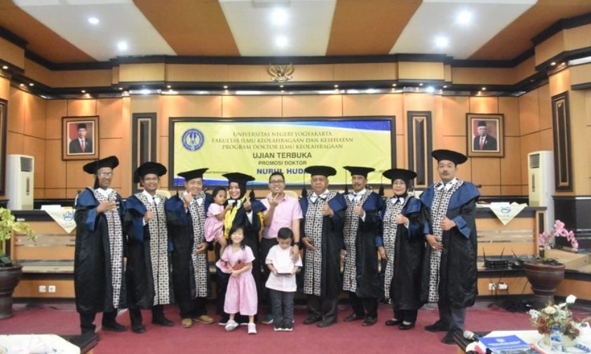 Ibu Rumah Tangga Raih Gelar Doktor