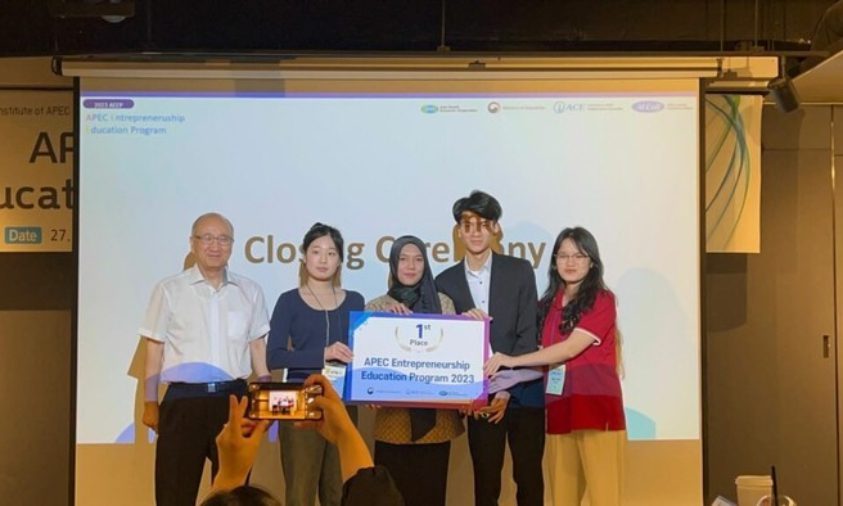 Agnes Monica bersama Tim Raih Juara