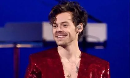 Wajah Harry Styles Dilempar Benda Asing