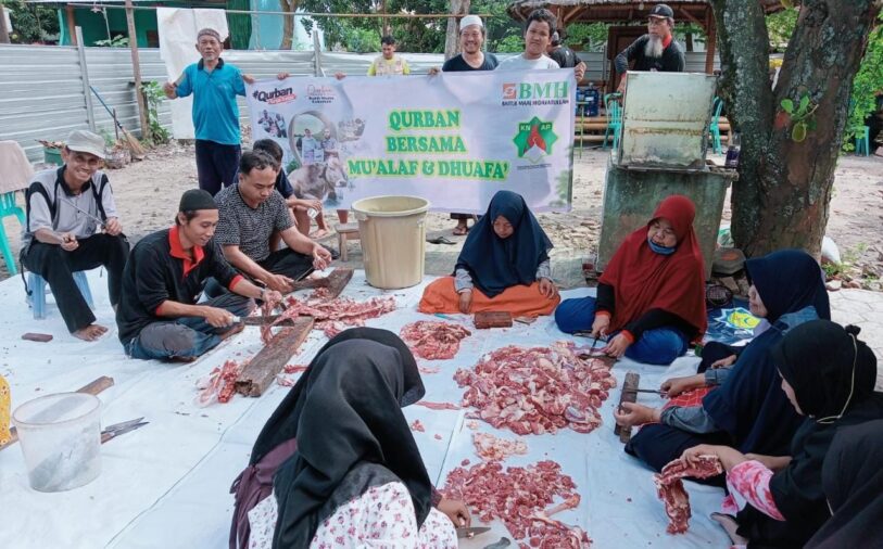 BMH dan KNAP Bahagiakan Mualaf di Sragen dengan Salurkan Qurban