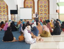 Astri Ivo Isi Kajian Muslimah di Masjid Az-zikra Sentul