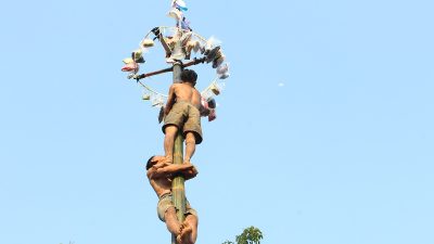 makna Panjat pinang