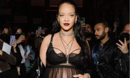 Rihanna Melahirkan