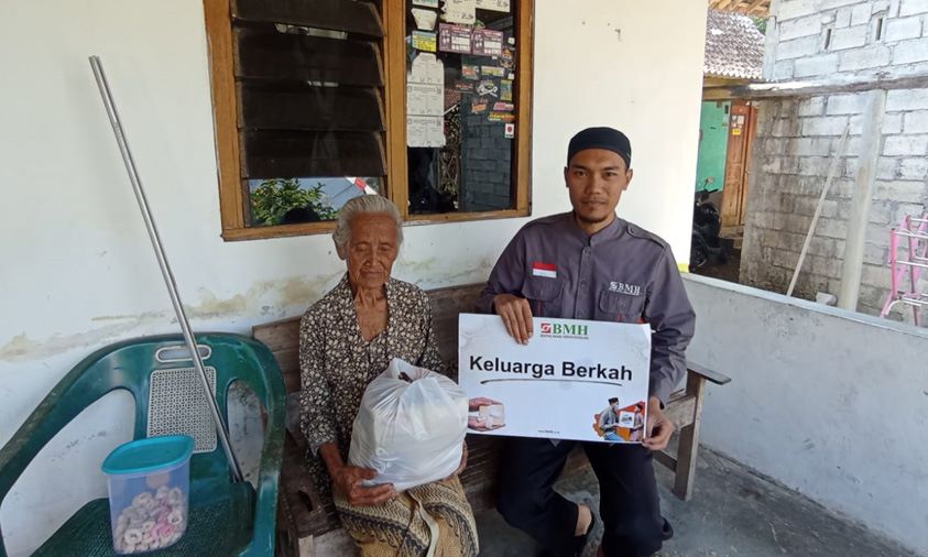 BMH Yogyakarta Salurkan Bantuan Kebutuhan Pokok Kepada Masyarakat Dhuafa