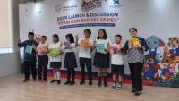 Drs. Agus Sutoyo, M.Si, Kepala Pusat Jasa Informasi Perpustakaan dan Pengelolaan Naskah Nusantara bersama penulis buku “Behaviour Buddies Series” dimulai dari paling kiri Alejandro Priatna (G6) dengan judul buku Resilient Rory, diikuti Jemima Kaia Fathoni (G3) dengan judul buku Adaptable Aaron, Seola Puty Naura Adriansyah (G9) dengan judul buku Thinker Tom, Ravenza Maulana Sutoro (G8) dengan judul buku Ethical Elsie, Kirant Zanetta Rifani (G9) dengan judul buku Empathetic Elly dan Alvez Jevera Kosasih (G3) dengan judul buku Collaborators Cory and Coby yang didampingi oleh Ms. Adelina Holmes selaku Principal of Sampoerna Academy Pakuwon Indah Campus.