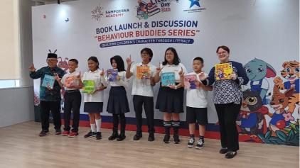 Drs. Agus Sutoyo, M.Si, Kepala Pusat Jasa Informasi Perpustakaan dan Pengelolaan Naskah Nusantara bersama penulis buku “Behaviour Buddies Series” dimulai dari paling kiri Alejandro Priatna (G6) dengan judul buku Resilient Rory, diikuti Jemima Kaia Fathoni (G3) dengan judul buku Adaptable Aaron, Seola Puty Naura Adriansyah (G9) dengan judul buku Thinker Tom, Ravenza Maulana Sutoro (G8) dengan judul buku Ethical Elsie, Kirant Zanetta Rifani (G9) dengan judul buku Empathetic Elly dan Alvez Jevera Kosasih (G3) dengan judul buku Collaborators Cory and Coby yang didampingi oleh Ms. Adelina Holmes selaku Principal of Sampoerna Academy Pakuwon Indah Campus.