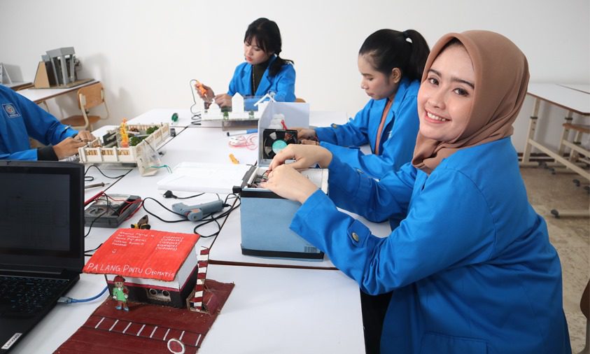 mahasiswa universitas bsi pake almamater