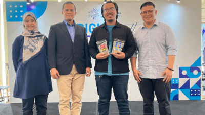 Sylvia Diah selaku Pengendali Dampak Lingkungan, Pusat Industri Hijau, Kementerian Perindustrian diikuti oleh Farid Triawan selaku Head of Mechanical Engineering Program, Sampoerna University, Dharin Detama selaku COO Magalarva, Erwin Gunawan selaku Co-Founder GREENS yang berbagi inspirasi bagi generasi muda yang ingin mengambil peran penting dalam menghadirkan teknologi berkelanjutan & inklusif bagi Indonesia di masa depan dalam acara Sampoerna University Bright Future Talks 2023 dengan tema “Dari Pemuda untuk Indonesia: Teknologi Berkelanjutan & Inklusif” pada Jumat, 27 Oktober 2023 di Sampoerna University, Jakarta Selatan.