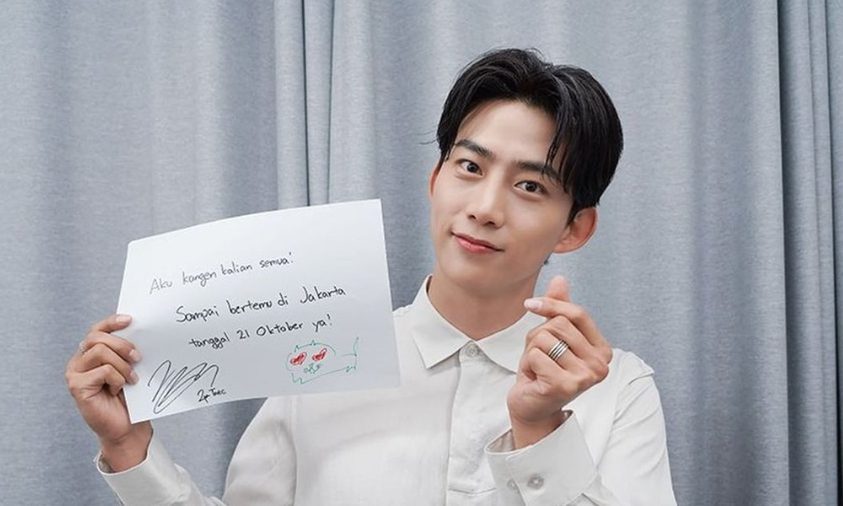 Taecyeon Beri Pelukan