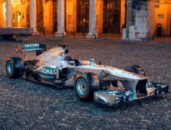 Mobil Mercedes F1 Hamilton Dijual Seharga 100 Miliar