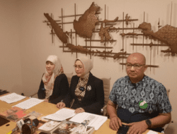 Asma Nadia Dirugikan Atas Kesamaan Judul di Film “Air Mata di Ujung Sajadah”
