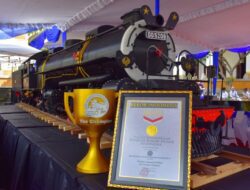 Miniatur Lokomotif Uap DD5208 Dipamerkan di Stasiun Bandung