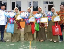Peringati Hari Guru Nasional, Sekolah Islam Al-Iman Berikan Penghargaan Guru Teladan
