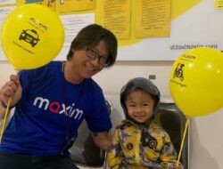 Maxim Sambut Anak-anak dengan Balon dan Hadiah