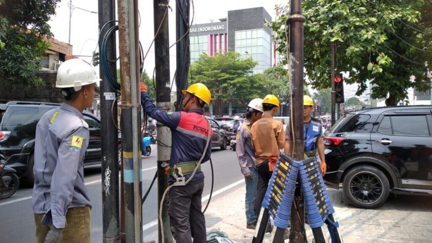 pln icon plus bongkar kabel semrawut jakarta