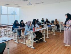 Lingkungan Imersif Berbahasa Inggris di English Club Cyber University